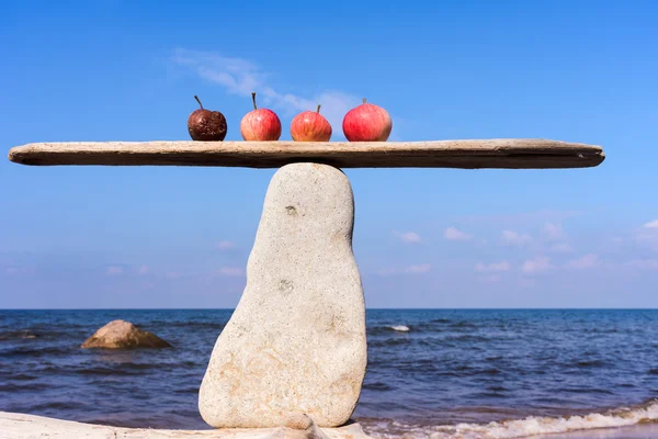 Čtyři jablka na kámen — Stock fotografie