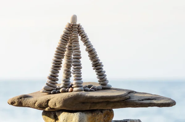 Deniz kıyısındaki piramit — Stok fotoğraf