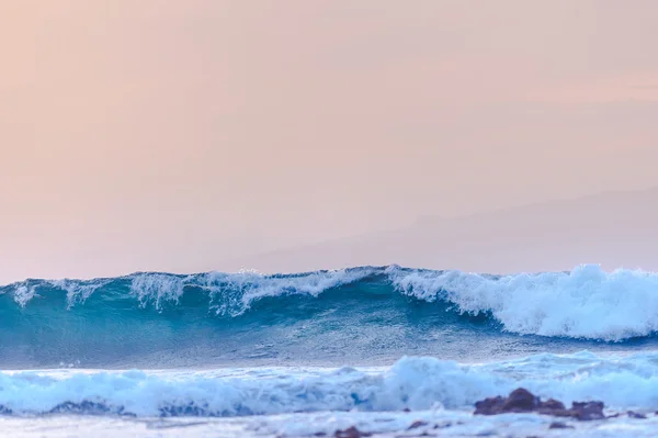 Fale oceanu na wybrzeżu — Zdjęcie stockowe