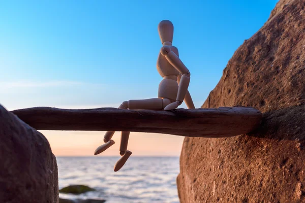 Estatuilla de madera en la costa — Foto de Stock