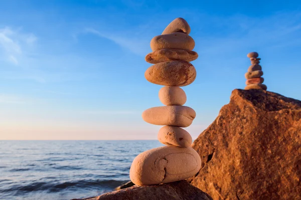 Stenen aan de rotsachtige kust — Stockfoto