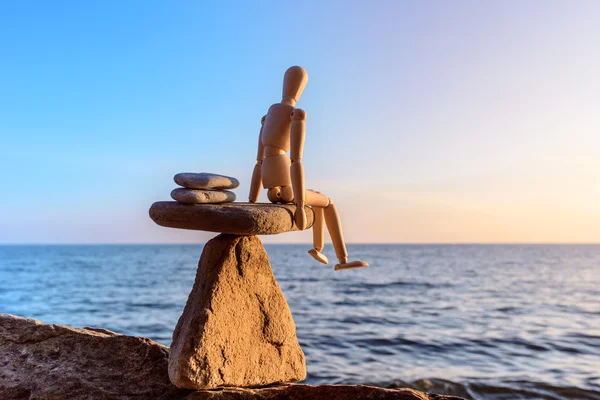 Maniquí de madera en el mar — Foto de Stock