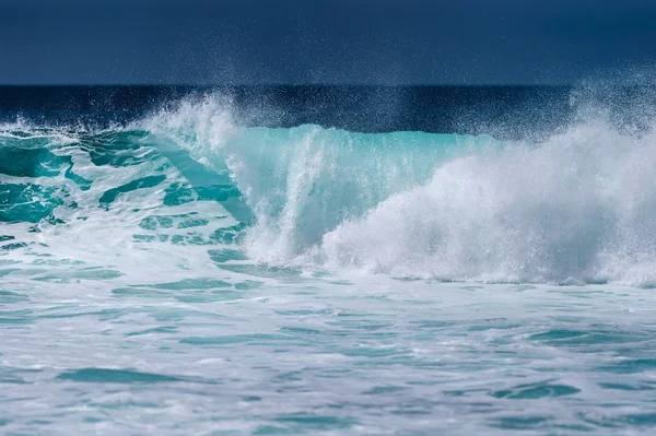 Κύματα του ωκεανού τυρκουάζ — Φωτογραφία Αρχείου