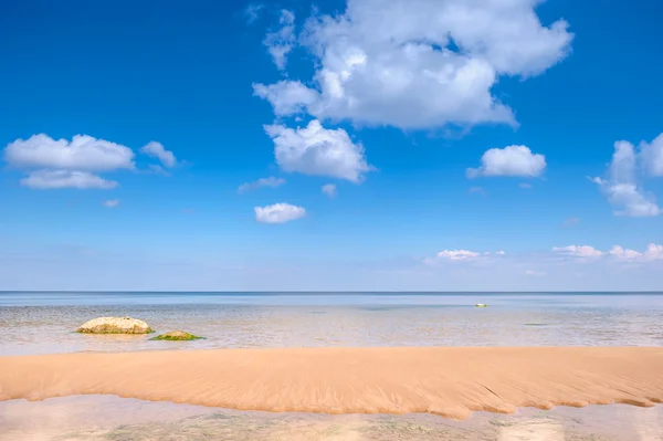 Oceano e céu azul — Fotografia de Stock