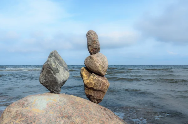 Камни на берегу моря — стоковое фото