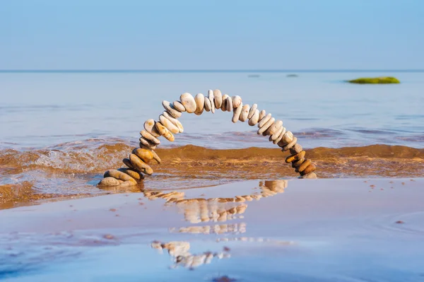 Арка на мокром песке — стоковое фото