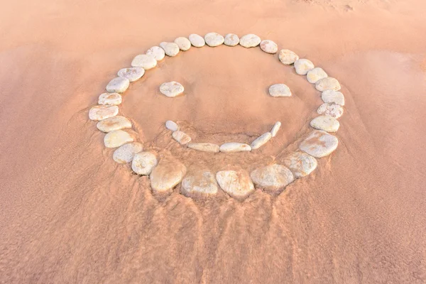 Smiley på sandstranden — Stockfoto