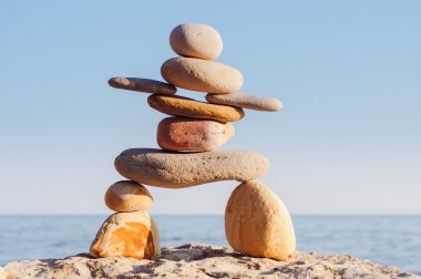 Inukshuk deniz arka plan üzerinde