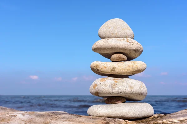 Balance of white stones — Stock Photo, Image