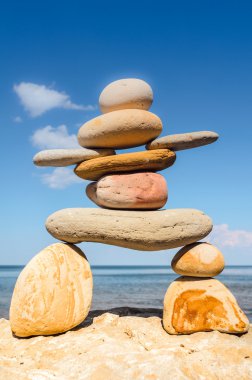 Inukshuk sahil üzerinde
