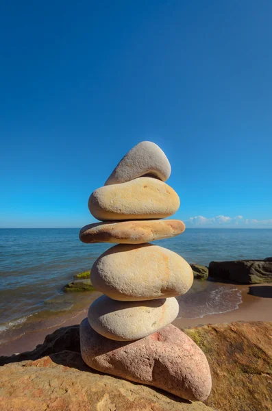 Pebbles on rocky coast — Stock Photo, Image