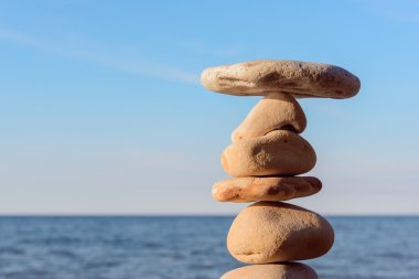 Deniz kıyısındaki taşlar