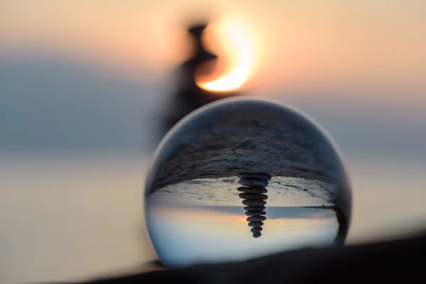 在海岸上的水晶球 — 图库照片