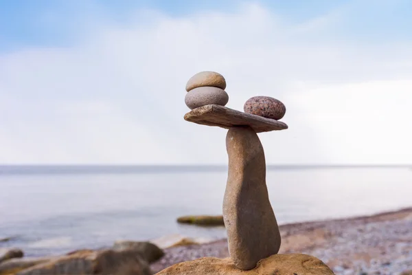 石头在海岸上的平衡 — 图库照片