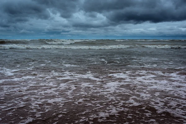 Темное бурное море — стоковое фото
