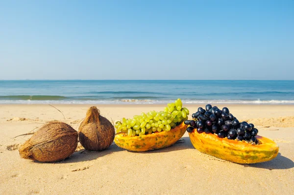 Frutas en la playa —  Fotos de Stock