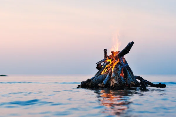 Campfire on Water — Stock Photo, Image