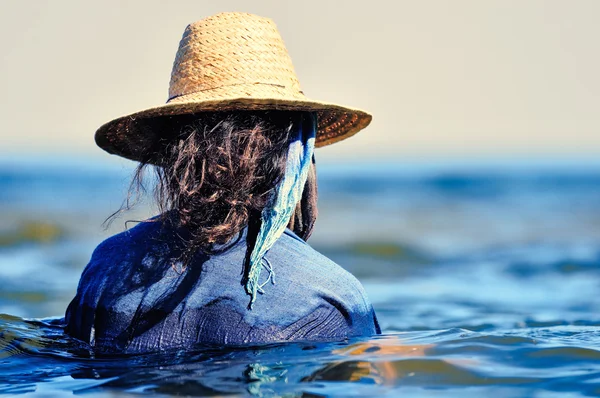 Kvinna i våta klänning — Stockfoto