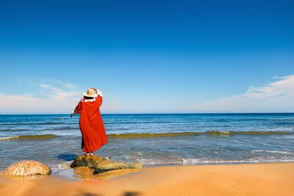 Mujer en rojo — Foto de Stock