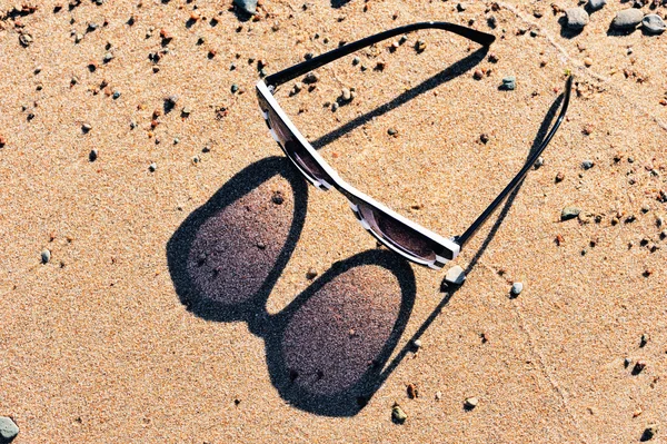 Gafas de sol en la arena — Foto de Stock