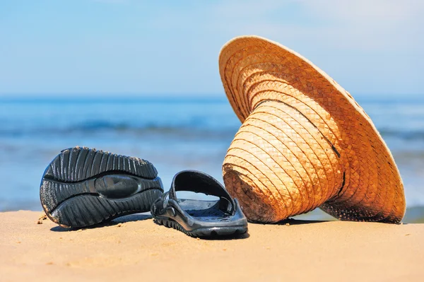 Hat and flip-flops — Stock Photo, Image