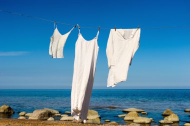 Beyaz gömlek bir ip üzerinde asılı