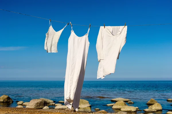 Camisas brancas penduradas em uma corda — Fotografia de Stock