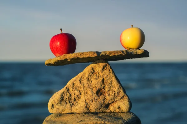 Équilibrage des pommes — Photo