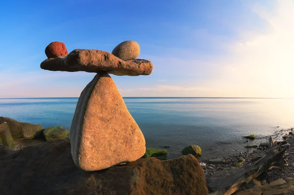 Escalas de guijarros en la orilla del mar — Foto de Stock