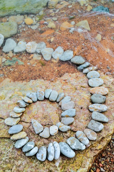 Pebbles on the textured boulder — Stock Photo, Image