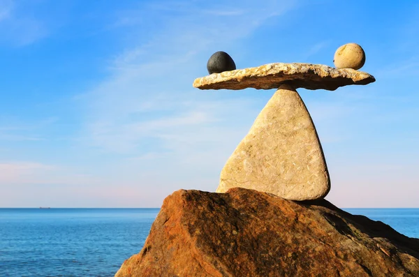 Well-balanced on the boulder — Stock Photo, Image