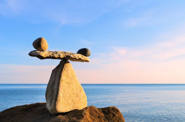 Equilibrium on boulder — Stock Photo, Image