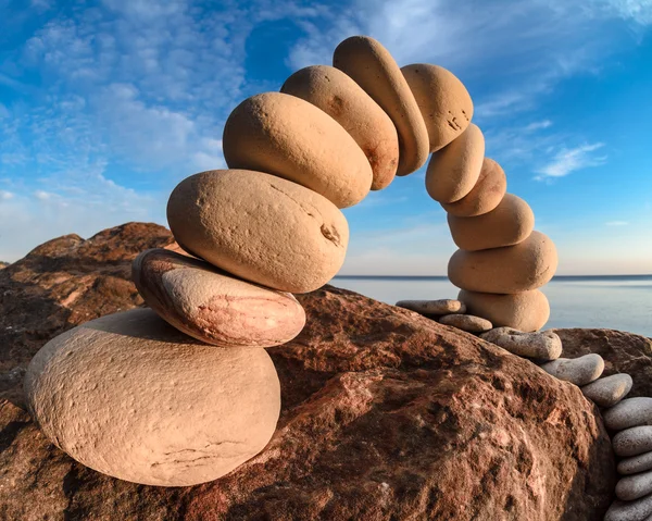 Арка на каменистом побережье — стоковое фото