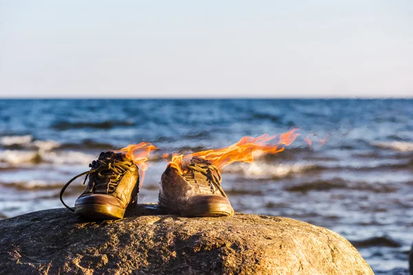 Πάνινα παπούτσια στις φλόγες της φωτιάς Εικόνα Αρχείου