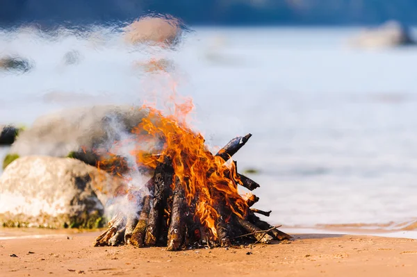 Helles Lagerfeuer — Stockfoto