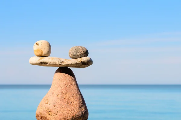 Gleichgewicht der Steine an der Küste — Stockfoto