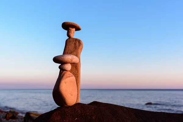 El equilibrio de las piedras en la costa —  Fotos de Stock