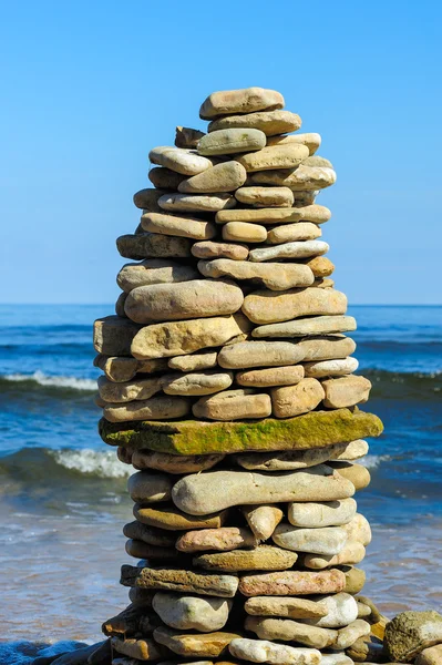 Wieża z kamienia na wybrzeżu — Zdjęcie stockowe