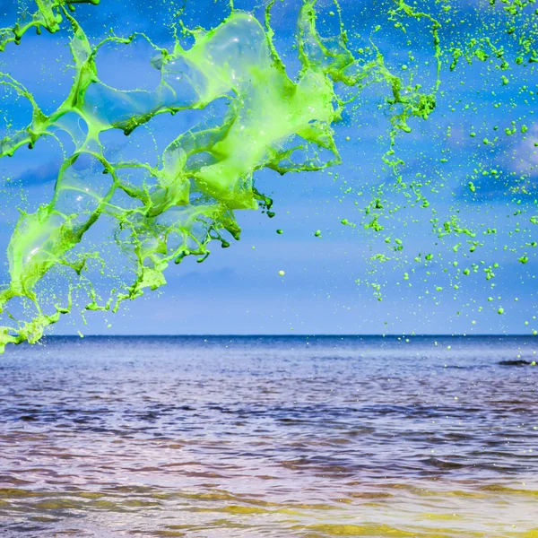 Зелена вода сплеск — стокове фото