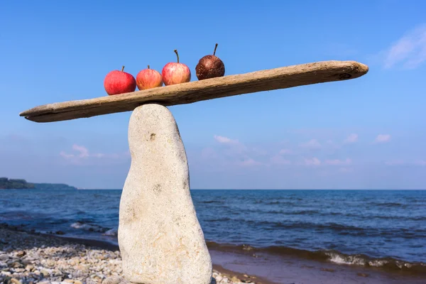 Mele in equilibrio su tavola stretta — Foto Stock