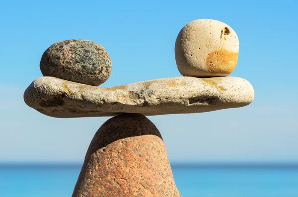 Balance of black and white pebbles — Stock Photo, Image