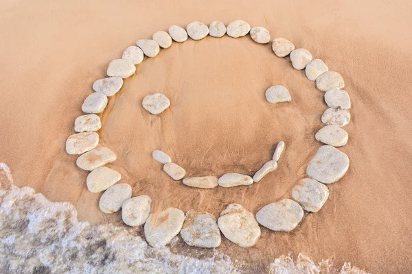 Emoticon aus weißen Kieselsteinen — Stockfoto