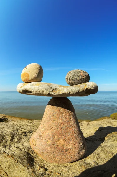 Equipoise beach stones — Stock Photo, Image