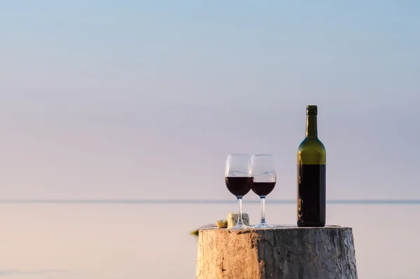 Garrafa e copos de vinho Fotos De Bancos De Imagens