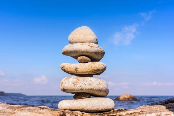 Piedras equilibradas entre sí —  Fotos de Stock