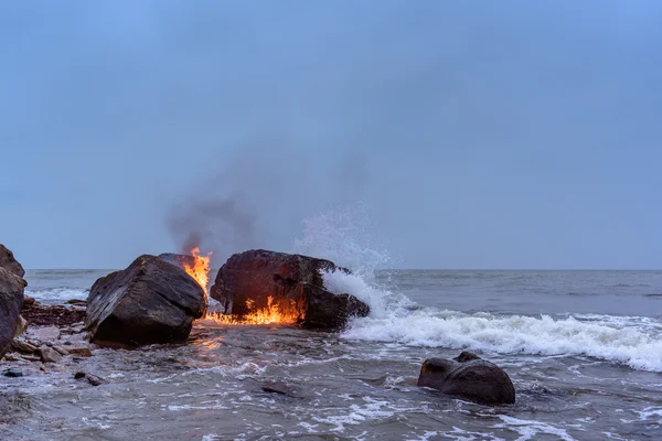 Flamme zwischen den Felsbrocken — Stockfoto