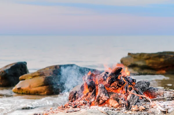 Campfire on the coast — Stock Photo, Image