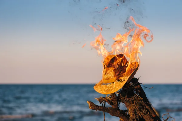 Burning of wicker hat — Stock Photo, Image
