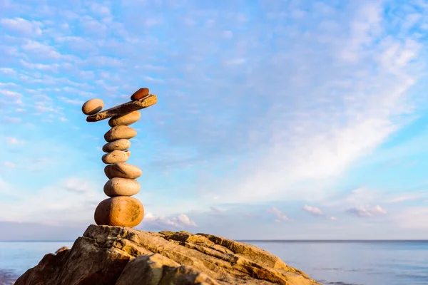 Equilibrio zen en la orilla del mar — Foto de Stock