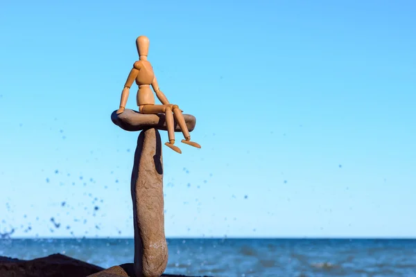 Sentado na pedra — Fotografia de Stock